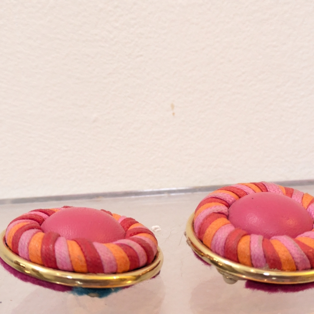 Vintage Round Clip Earrings, Pink Orange Gold, Fashion Jewelry - Picture 4 of 12